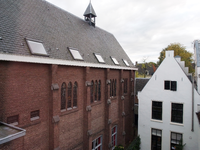 827986 Gezicht op de kapel van het St. Gregoriushuis (Herenstraat 4K) te Utrecht, met rechts de achtergevel van het ...
